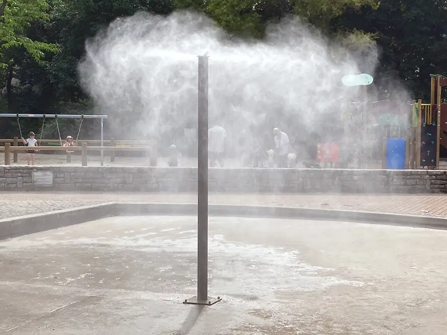 Concepteur de brume fine et légère dans l'espace public avec le mât brumisateur haute pression BRUMSTYL